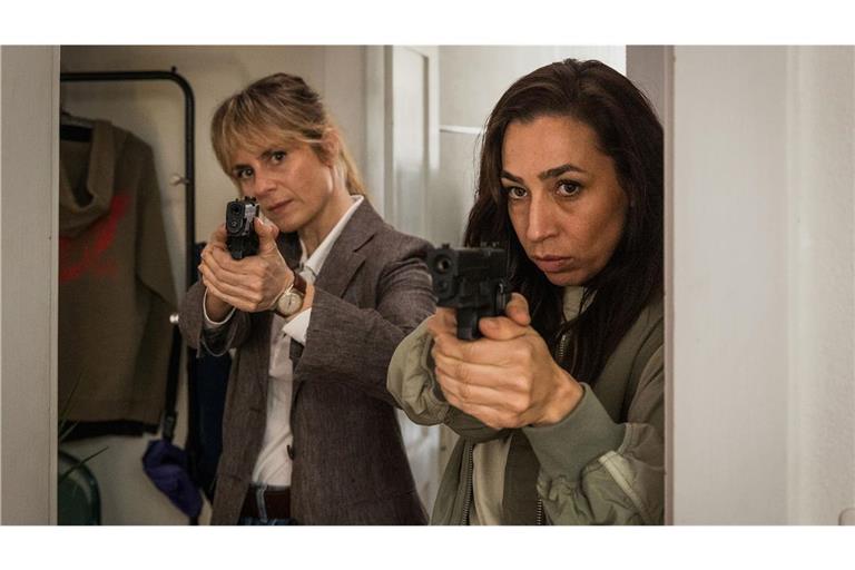 Pech für die beiden Einbrecher: Auch Kommissarin Tessa Ott (Carol Schuler, r.) und ihre Kollegin Kommissarin Isabelle Grandjean (Anna Pieri Zuercher) sind gerade in der Wohnung des Opfers.