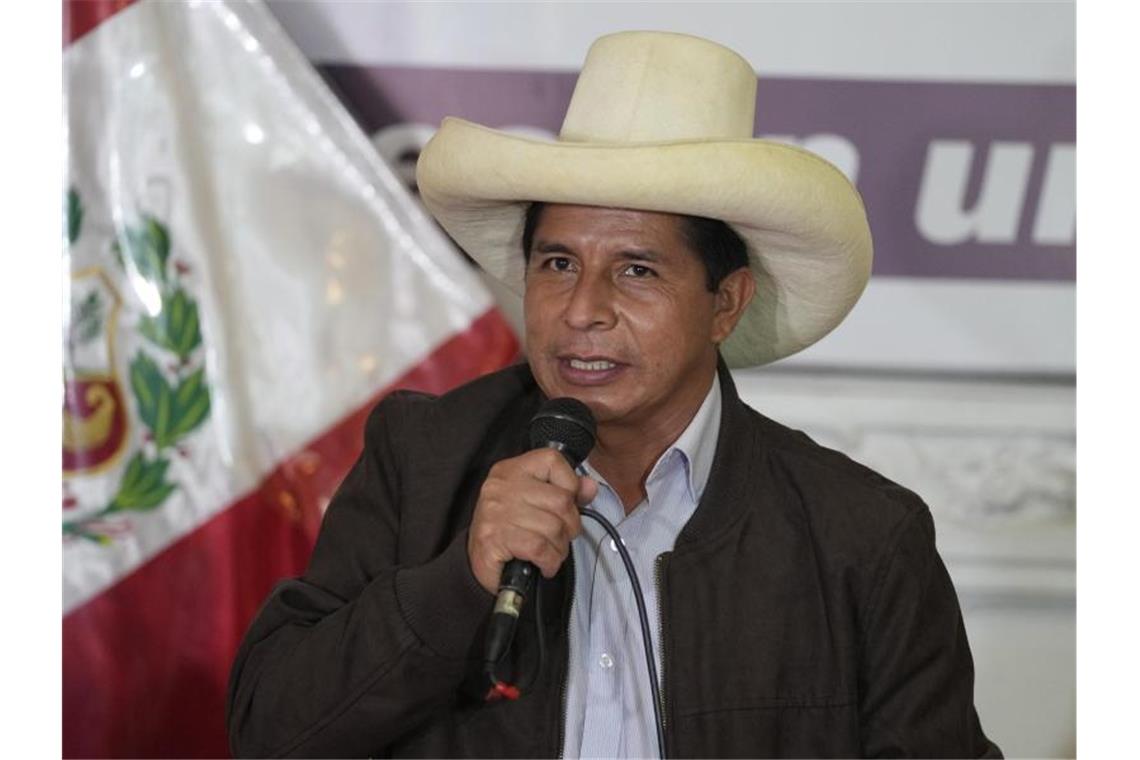 Pedro Castillo spricht auf einer Pressekonferenz in seiner Wahlkampfzentrale. Foto: Martin Mejia/AP/dpa