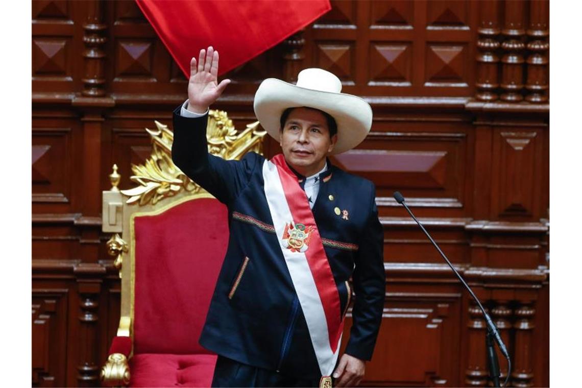 Pedro Castillo winkt während der Zeremonie zu seiner Amtseinführung im Kongress. Foto: Karel Navarro/Presidencia Peru/dpa