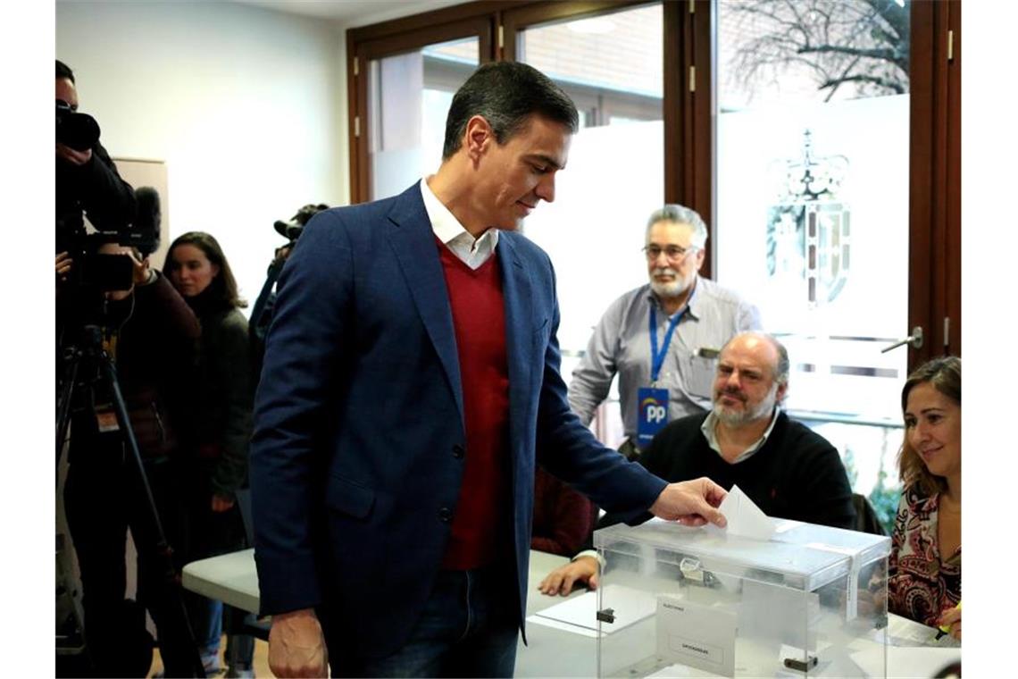 Pedro Sanchez (M), Premierminister von Spanien, gibt seinen Stimmzettel in einem Wahllokal ab. Foto: Juan Carlos/XinHua/dpa