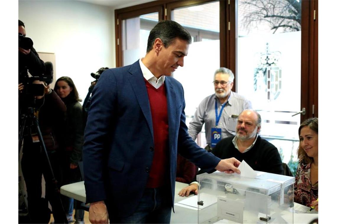 Spanien vor steiniger Zukunft Pedro Sanchez (M), Premierminister von Spanien, gibt seinen Stimmzettel in einem Wahllokal ab. Foto: Juan Carlos/XinHua/dpa