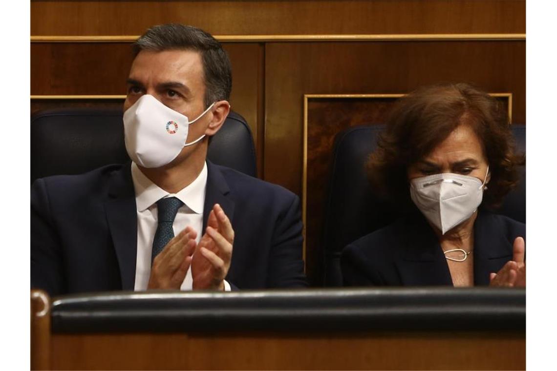 Pedro Sanchez, Ministerpräsident von Spanien, und Carmen Calvo, Vize-Regierungschefin von Spanien, applaudieren im Parlament. Foto: Europa Press/R.Rubio.Pool/EUROPA PRESS/dpa