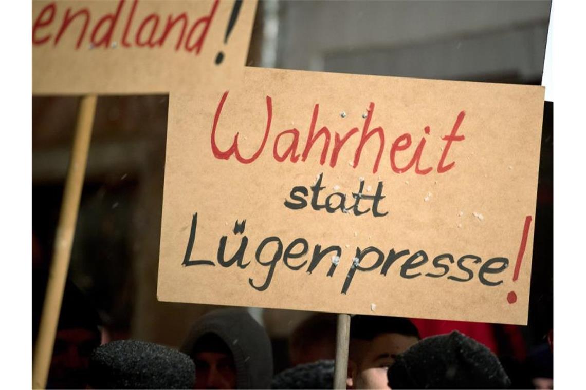 Urteil: NPD-Demo gegen kritische Journalisten ist zulässig Pegida-Anhänger halten ein Schild mit der Aufschrift „Wahrheit statt Lügenpresse!“ hoch. Foto: Daniel Naupold/dpa