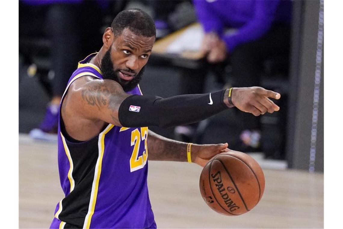 Peilt mit den Los Angeles Lakers die Meisterschaft in der NBA an. Foto: Mark J. Terrill/AP/dpa