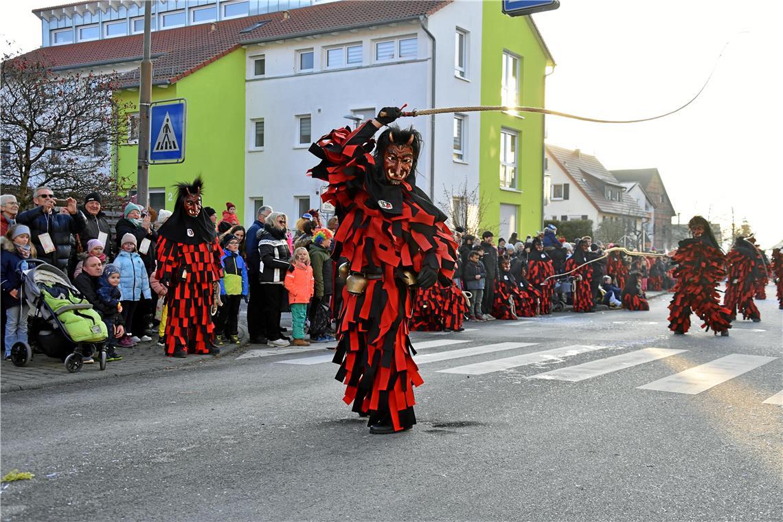 Peitschenknallen am Rathaus. 66-Jahre Faschingsverein Burgstetten: großer Jubilä...