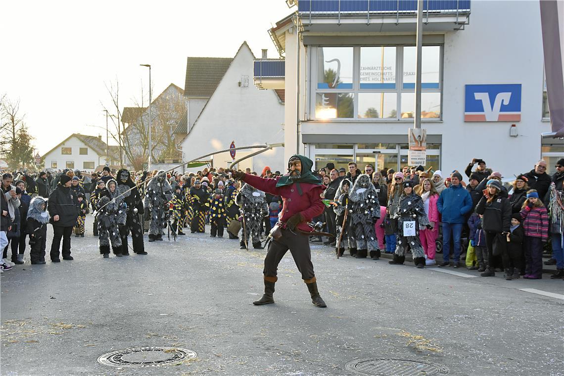 Peitschenknallen einer Narrenhexe. 66-Jahre Faschingsverein Burgstetten: großer ...