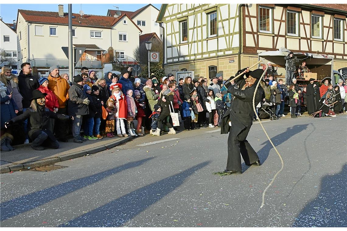 Peitschenknallen hallte durch die Straße. 