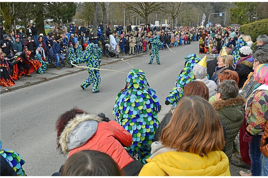 Peitschenknallen hallte durch die Straße. 