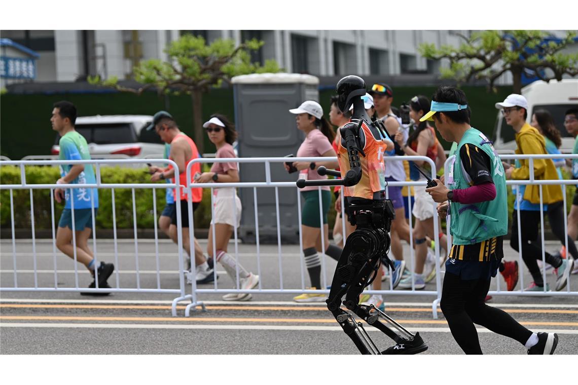 Vom Labor in die Realität: Wo China Roboter einsetzen will Peking hielt im April einen Halbmarathon mit Robotern ab. (Archivbild)