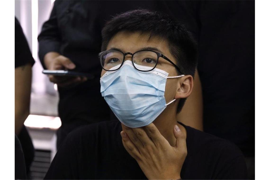 Joshua Wong von Wahl in Hongkong ausgeschlossen „Peking zeigt völlige Missachtung gegenüber dem Willen der Hongkonger“, schrieb Wong auf Twitter und verwies darauf, dass er bei Vorwahlen des demokratischen Lagers die meisten Stimmen bekommen habe. Foto: Kin Cheung/AP/dpa