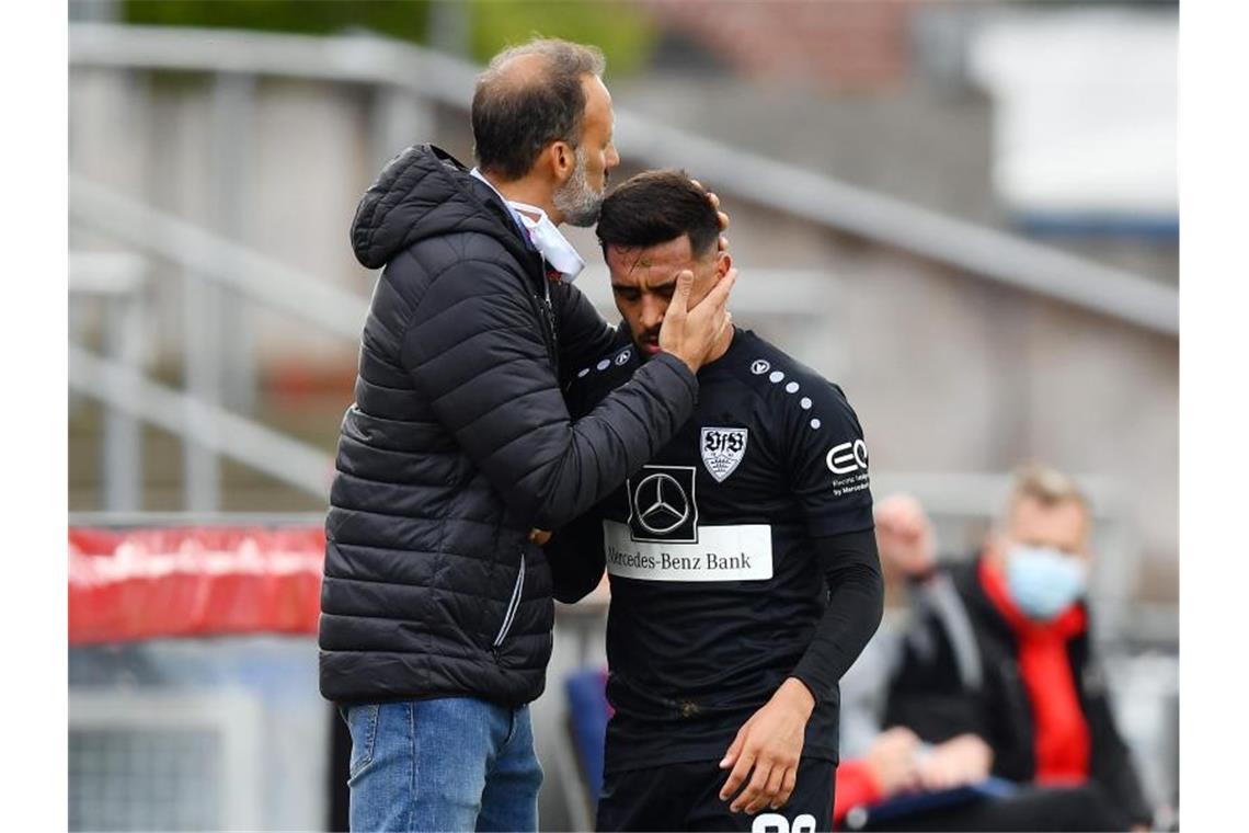 VfB-Stürmer Gonzalez zurück auf dem Trainingsplatz Pellegrino Matarazzo (l) bedankt sich bei Nicolas Gonzalez. Foto: Stuart Franklin/Getty Images Europe/Pool/dpa/Archivbild