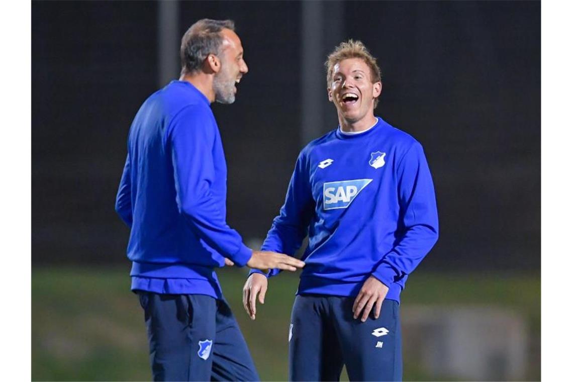 Kaltstart gegen Stuttgart: Nagelsmann will Matarazzo ärgern Pellegrino Matarazzo (l) und Julian Nagelsmann, damaliges Trainerteam bei Hoffenheim. Foto: Uwe Anspach/dpa/Archivbild