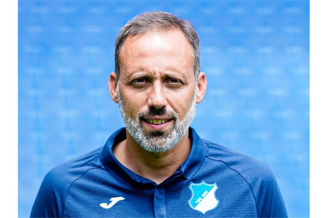 VfB Stuttgart startet mit Leistungstests: Matarazzo vor Ort Pellegrino Matarazzo lächelt in die Kamera. Foto: Uwe Anspach/dpa/Archivbild