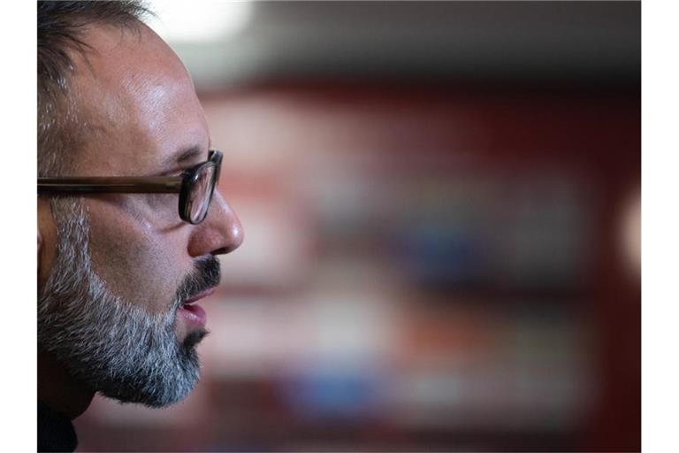 Pellegrino Matarazzo, neuer Trainer des VfB Stuttgart, gibt ein Interview. Foto: Sebastian Gollnow/dpa/Archivbild