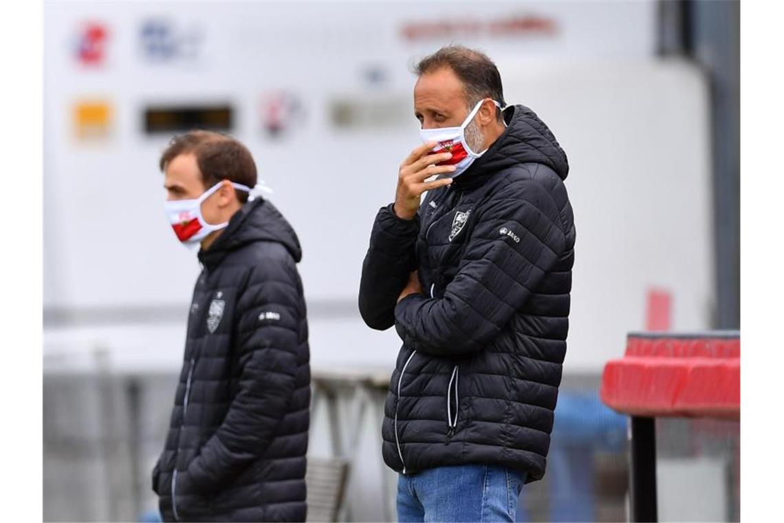 Pellegrino Matarazzo (r), Trainer vom VfB Stuttgart, steht mit Mundschutz an der Seitenlinie. Foto: Stuart Franklin/Getty Images Europe/Pool/dpa