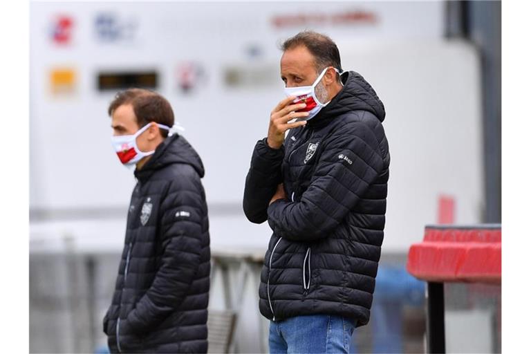 Pellegrino Matarazzo (r), Trainer vom VfB Stuttgart, steht mit Mundschutz an der Seitenlinie. Foto: Stuart Franklin/Getty Images Europe/Pool/dpa