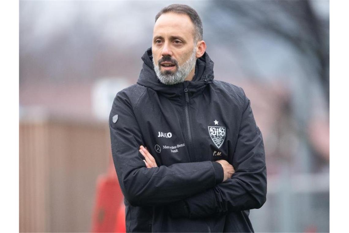 Matarazzo erwartet Dreikampf im Zweitliga-Aufstiegsrennen Pellegrino Matarazzo steht auf dem Spielfeld. Foto: Sebastian Gollnow/dpa/Archivbild