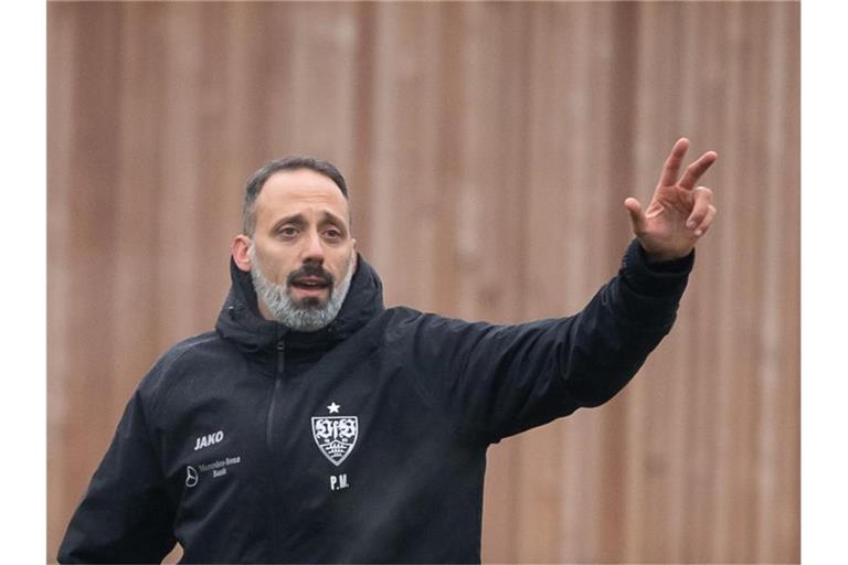 Pellegrino Matarazzo, Trainer des VfB Stuttgart, gestikuliert. Foto: Sebastian Gollnow/dpa
