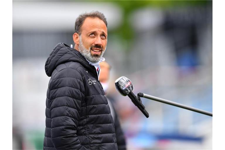 Pellegrino Matarazzo, Trainer vom VfB Stuttgart, gibt vor Beginn des Spiels ein Interview. Foto: Stuart Franklin/Getty Images Europe/Pool/dpa