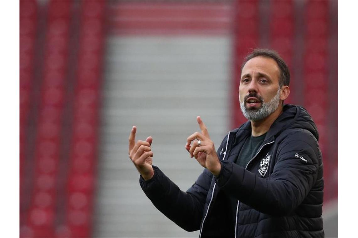 Pellegrino Matarazzo, Trainer von VfB Stuttgart, gestikuliert am Spielfeldrand. Foto: Tom Weller/dpa-Pool/dpa/Archivbild