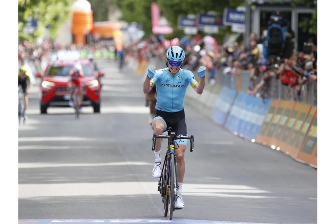 Pello Bilbao feiert seinen Ausreißersieg auf der siebten Etappe beim Giro d'Italia. Foto: Yuzuru Sunada/BELGA