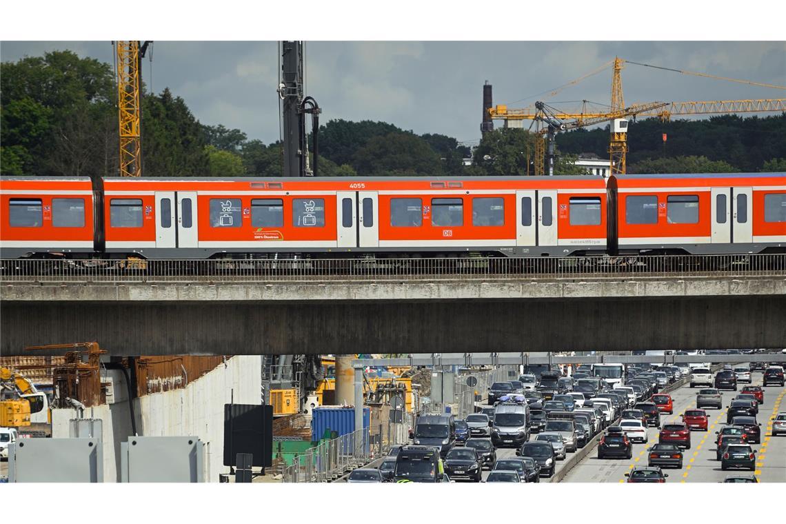 Deutsche pendeln etwas seltener mit dem Auto Pendler brauchen gute Nerven. (Symbolbild)