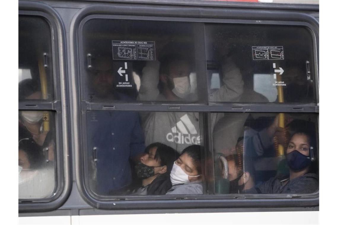 Nachmeldung: Infektions-Zahl schnellt in Basilien nach oben Pendler in einem Bus in Rio De Janeiro. Foto: Bruna Prado/AP/dpa