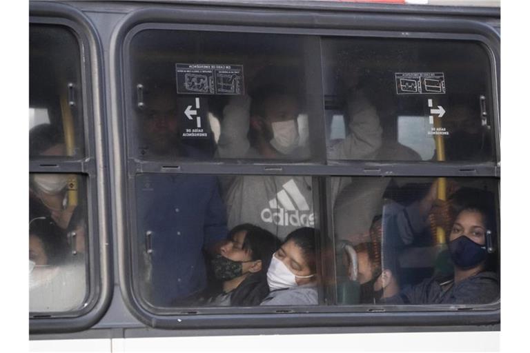 Pendler in einem Bus in Rio De Janeiro. Foto: Bruna Prado/AP/dpa