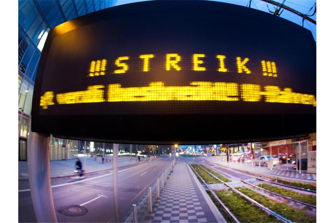 Pendler müssen sich am kommenden Dienstag bundesweit auf Warnstreiks im Öffentlichen Nahverkehr einstellen. Foto: Martin Gerten/dpa