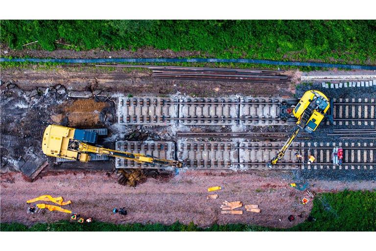 Pendler müssen weiter Geduld beweisen: Die Sanierung der Strecke Hamburg-Berlin verzögert sich. (Archivbild)