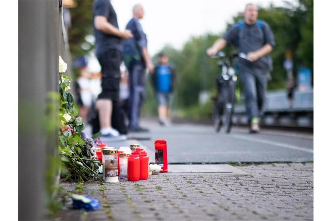 Pendler stehen an dem Gleis, an dem sich die Tat ereignete. Foto: Marcel Kusch