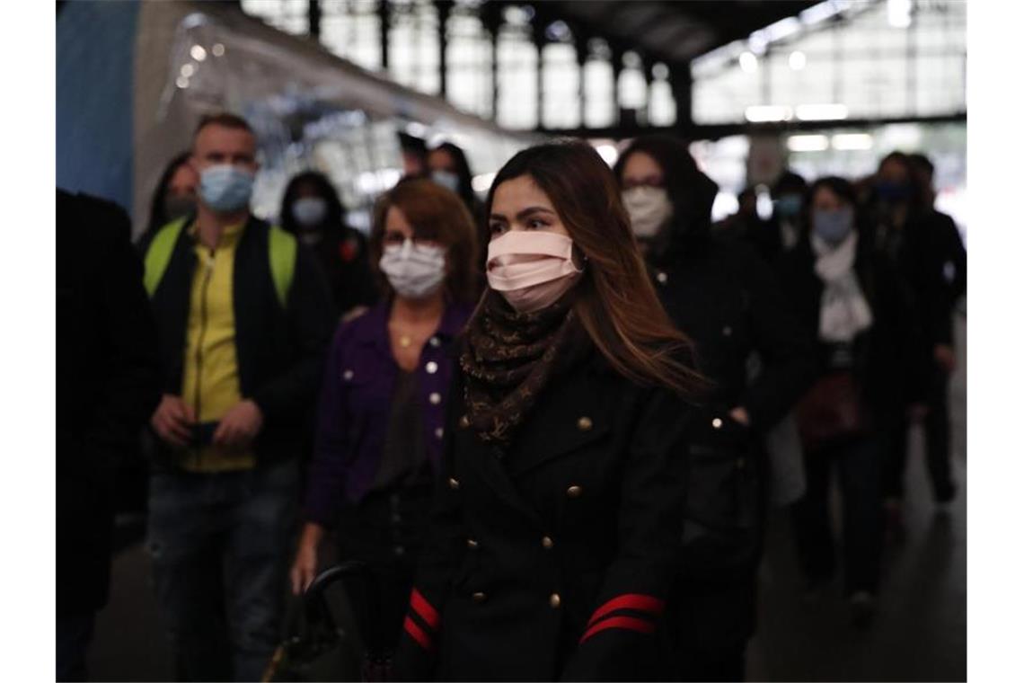 Pendler verlassen einen Zug am Bahnhof Saint Lazare in Paris. Foto: Francois Mori/AP/dpa