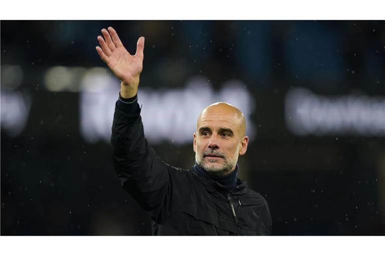 Pep Guardiola begrüßt die Fans nach dem Spiel (Archivbild).