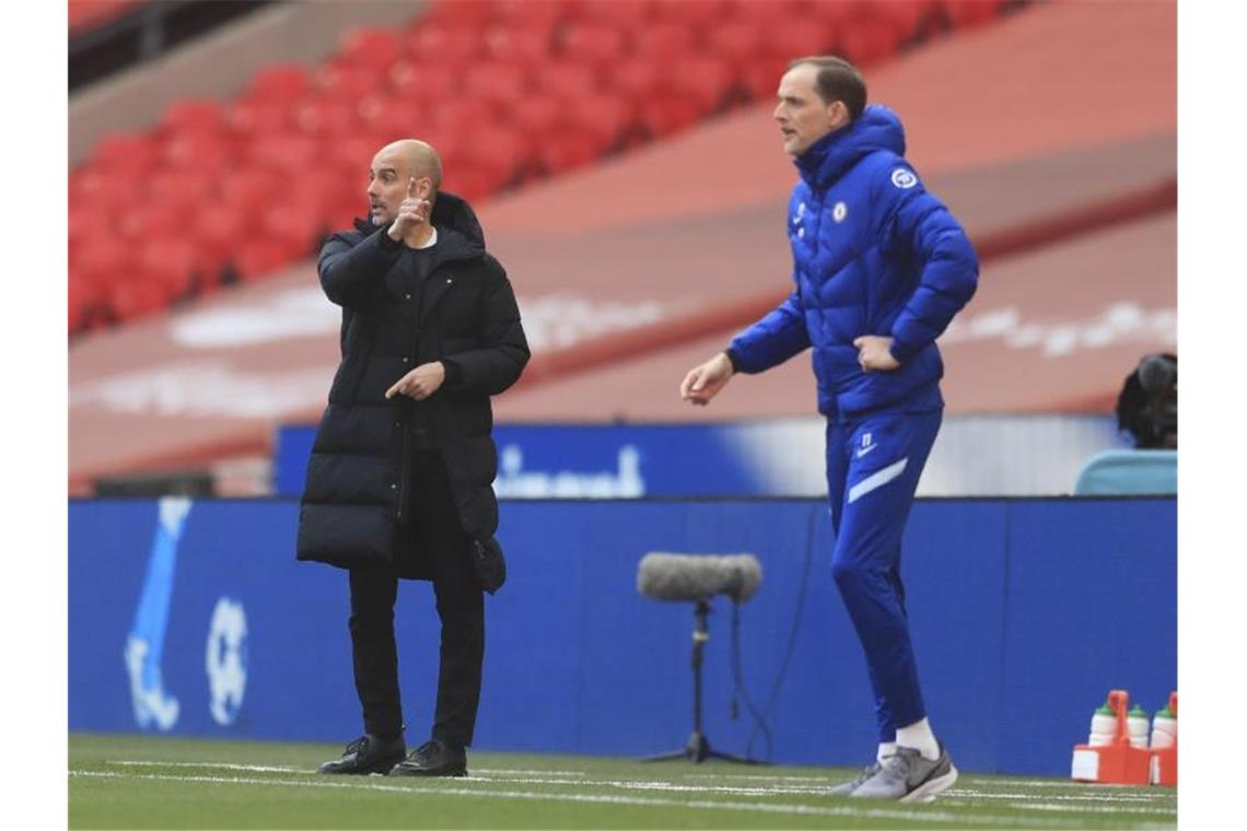 Pep Guardiola (l) trifft mit Manchester City auf Thomas Tuchel und den FC Chelsea. Foto: Adam Davy/Pool PA/AP/dpa