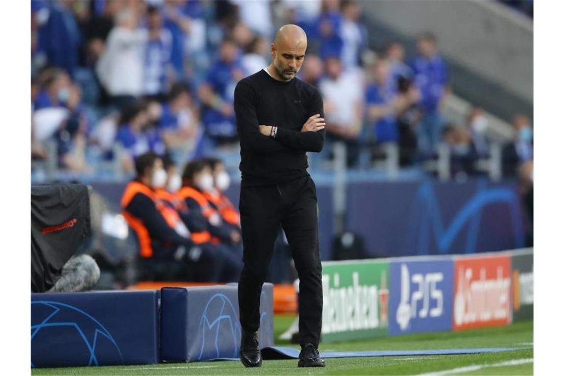 Pep Guardiola, Trainer von Manchester City, schaut nach dem Gegentor zum 0:1-Rückstand auf den Boden. Foto: David Klein/CSM via ZUMA Wire/dpa