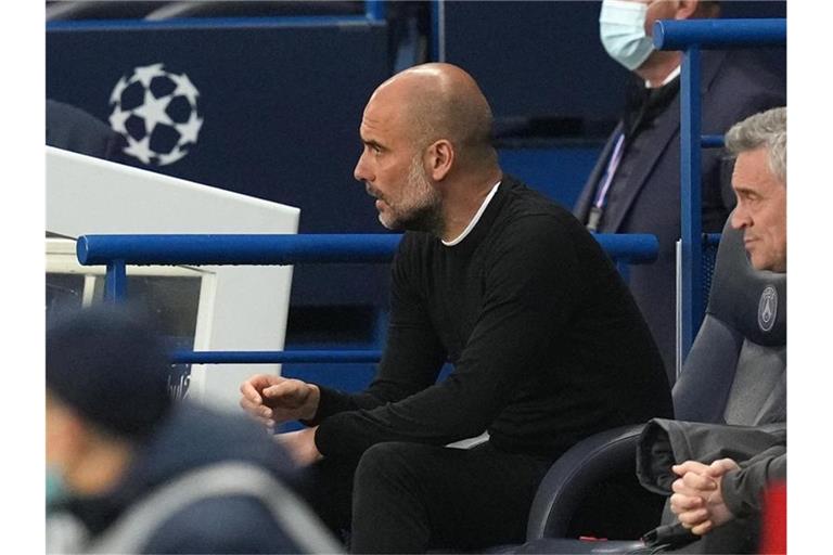 Pep Guardiola, Trainer von Manchester City, sitzt auf der Bank und beobachtet das Spiel. Foto: Julien Poupert/PA Wire/dpa