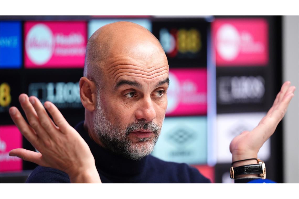 Pep Guardiola, Trainer von Manchester City, spricht während einer Pressekonferenz nach dem Premier-League-Spiel im Vitality Stadium zu den Medien.