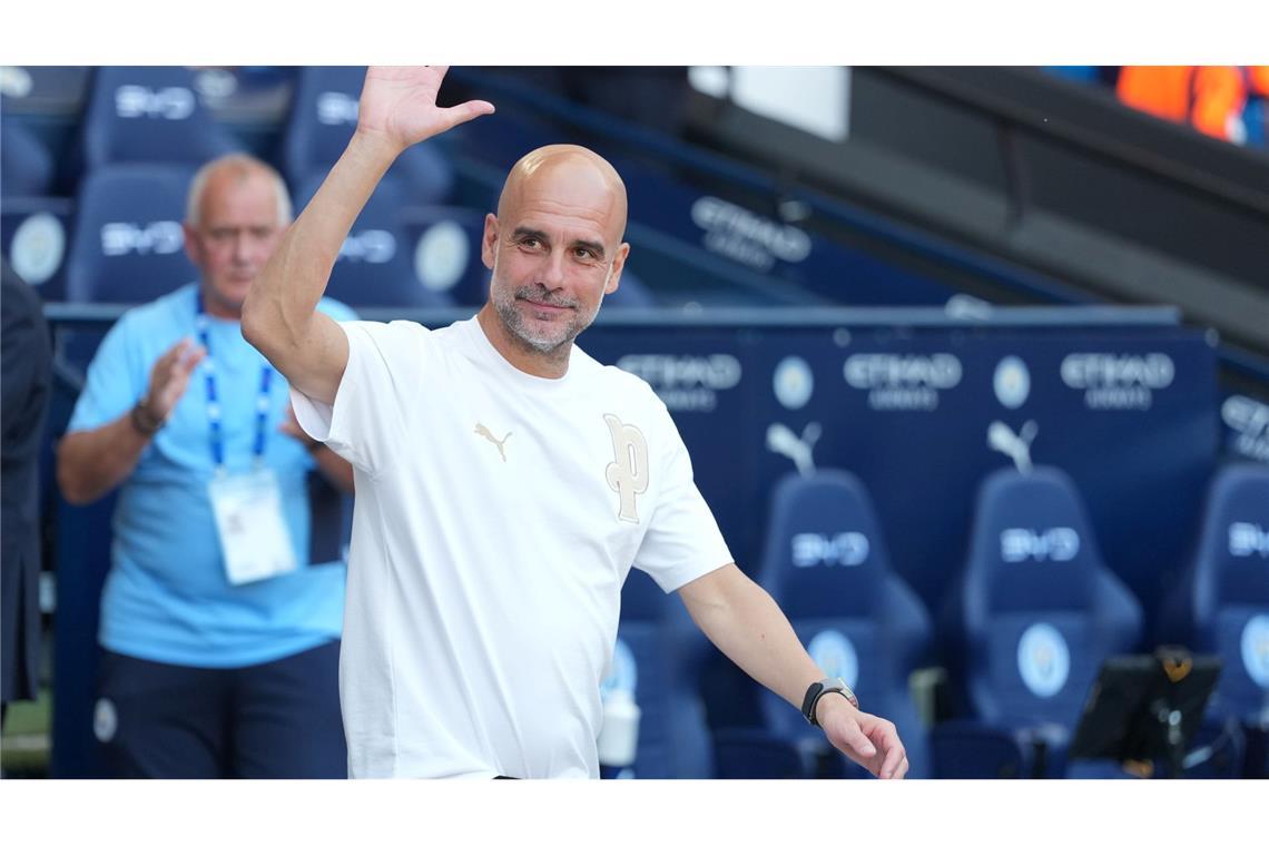 Pep Guardiola. Trainer von Manchester City, winkt den Fans nach seinem letzten Spiel als City-Trainer.