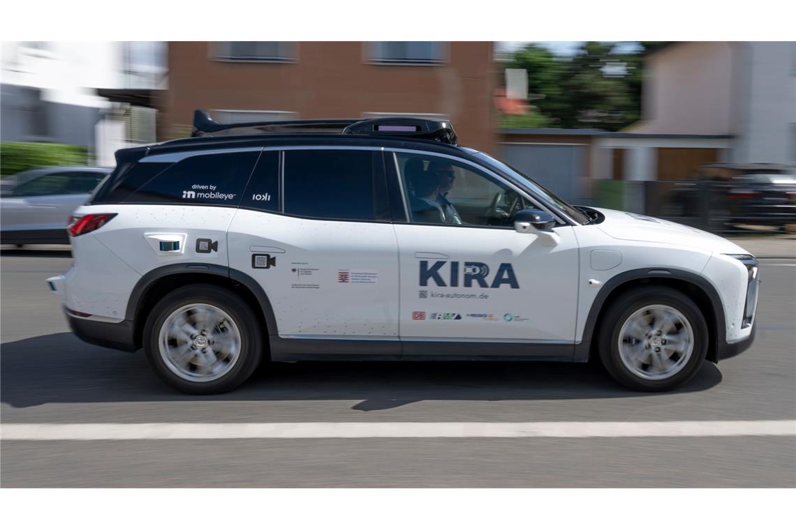 Selbstfahrende Autos transportieren erste Fahrgäste Per App können Fahrgäste Fahrten auf Abruf buchen.