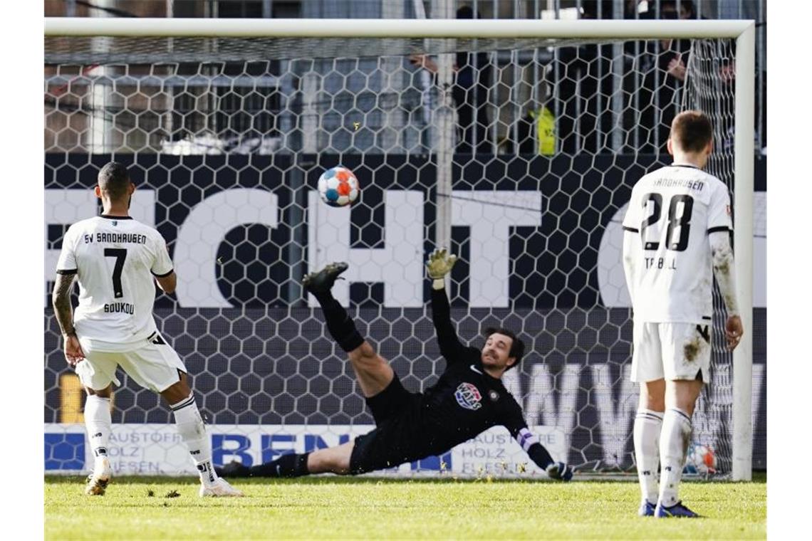 Bremen und Schalke auf Aufstiegskurs - Dämpfer für St. Pauli Per Foulelfmeter fällt der Führungstreffer für Sandhausen. Foto: Uwe Anspach/dpa