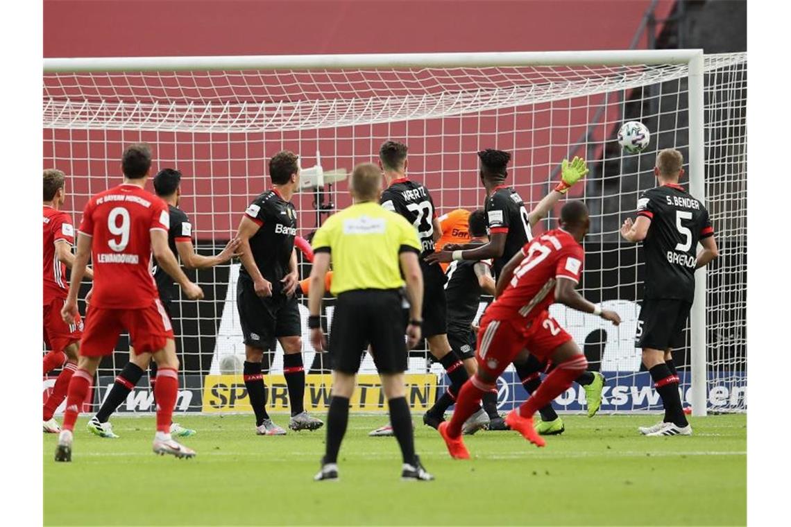 FC Bayern krönt sich gegen Leverkusen zum Doublesieger Per Freistoß brachte David Alaba (r) die Bayern in Führung. Foto: Alexander Hassenstein/Getty Images Europe/Pool/dpa