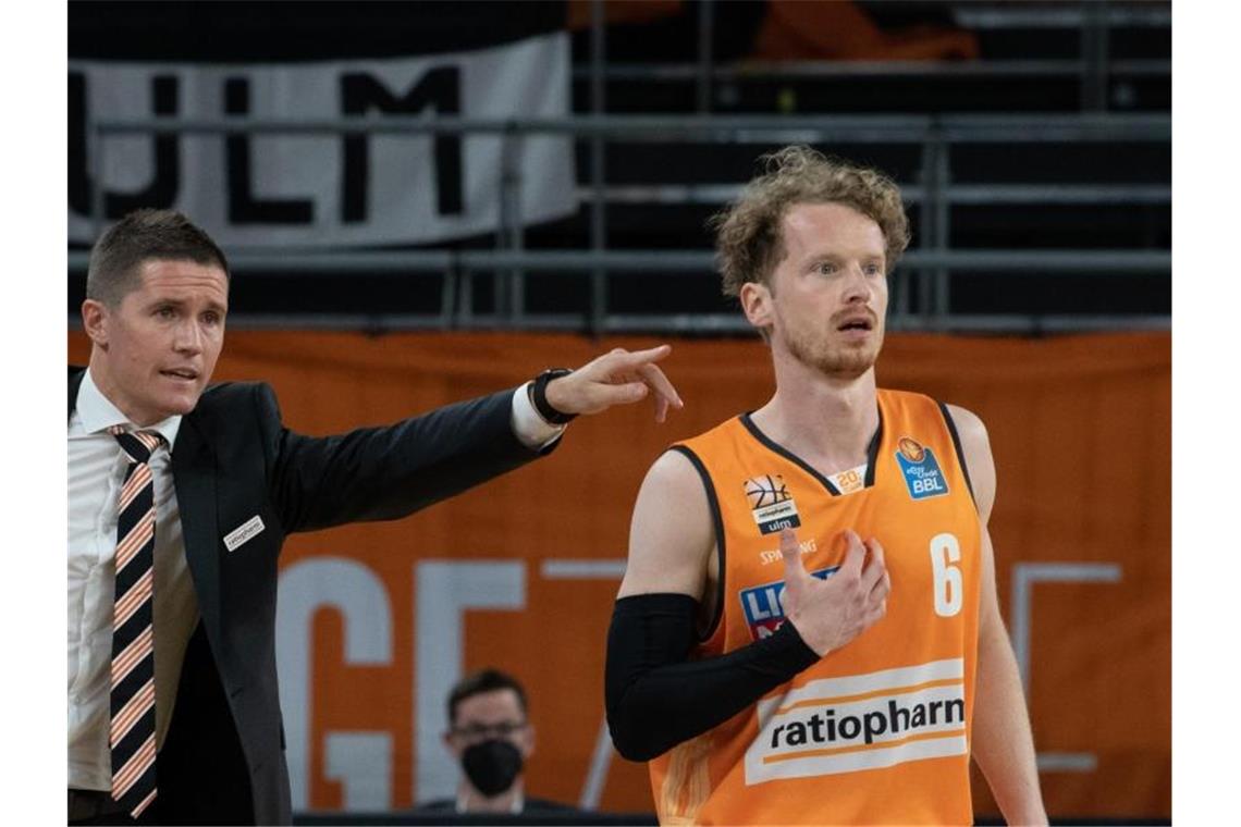 Ex-Nationalspieler Günther verlängert bei Ulms Basketballern Per Günther (r) und der Ulmer Trainer Jaka Lakovic. Foto: Stefan Puchner/dpa/Archiv