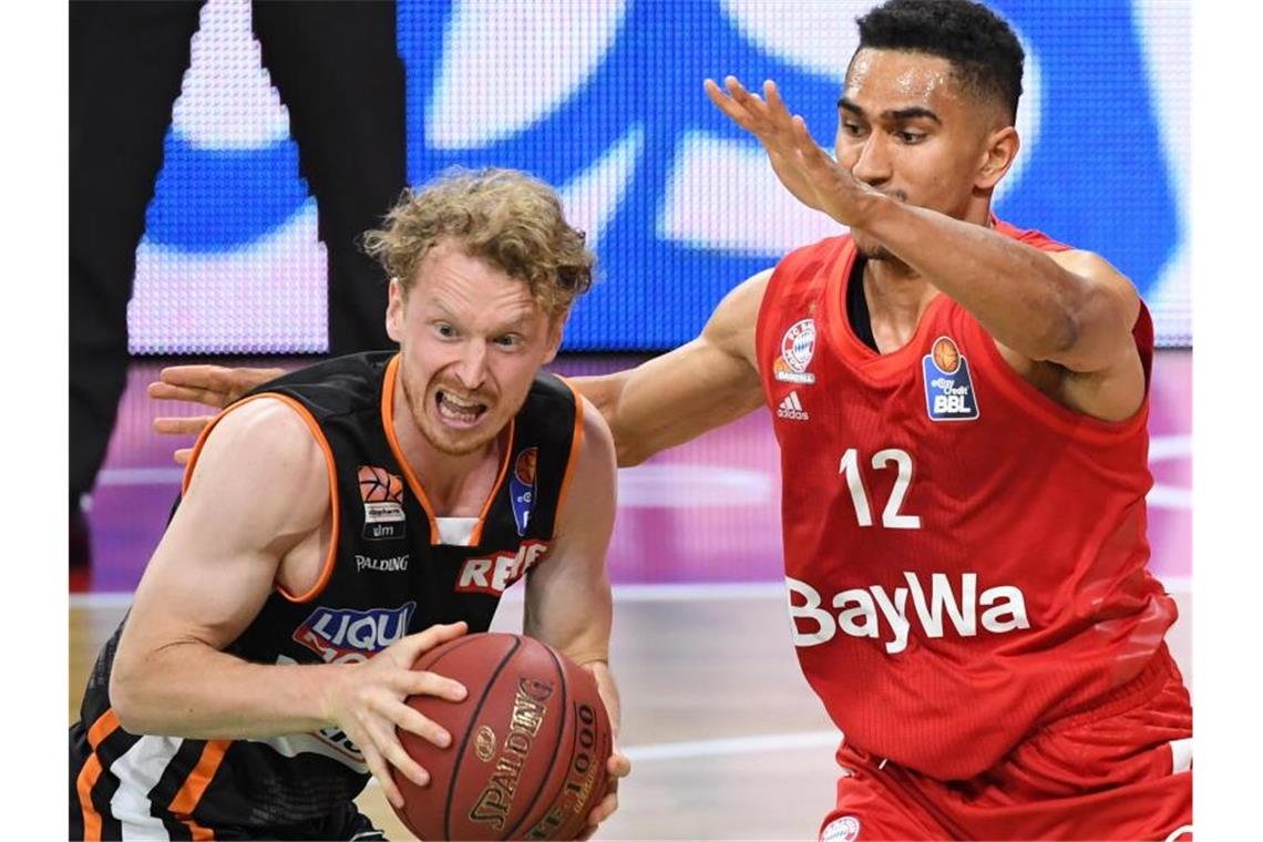 Bayern-Basketballer patzen zum Auftakt gegen Ulm Per Günther von ratiopharm Ulm behauptet sich gegen eine Attacke von Bayerns Maodo Lo (r). Foto: Matthias Balk/dpa-Pool/dpa