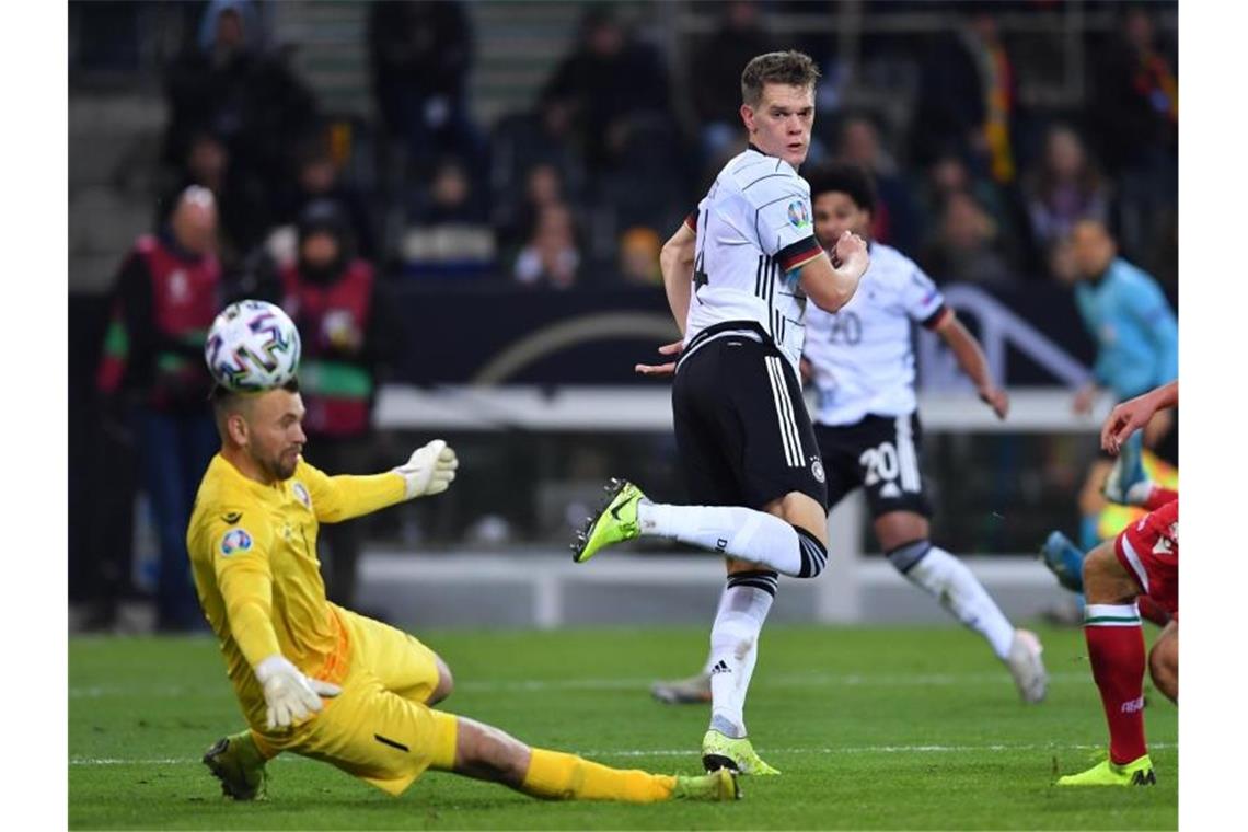 Löw-Team bucht EM-Ticket - „Sehr zufrieden“ Per Hacke erzielt Matthias Ginter (r) gegen Weißrusslands Torwart Alexander Gutor das 1:0. Foto: Marius Becker/dpa