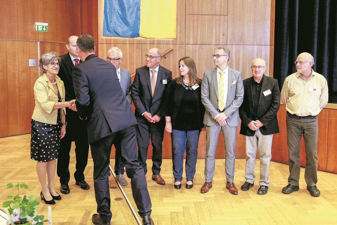 Sigel: Kreispolitik ist Sachpolitik Per Handschlag verpflichtete Landrat Richard Sigel stellvertretend für alle Kreisräte je ein Mitglied pro Fraktion oder Gruppierung (von links): Gudrun Wilhelm (W/K), Christian Throm (AfD), Albrecht Ulrich (Freie Wähler), Ulrich Lenk (FDP/FW), Christine Besa (Bündnis 90/Die Grünen), Reinhold Sczuka (CDU), Klaus Riedel (SPD) und Ronald Borkowski (Linke/ÖDP). Foto: A. Becher