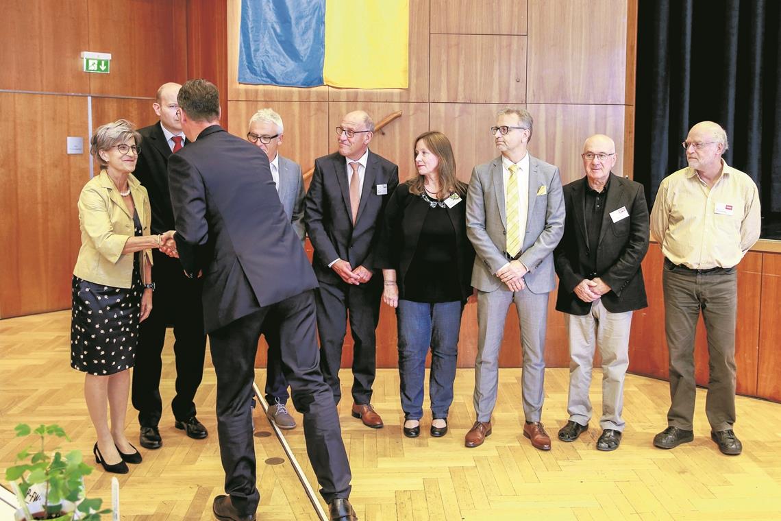 Per Handschlag verpflichtete Landrat Richard Sigel stellvertretend für alle Kreisräte je ein Mitglied pro Fraktion oder Gruppierung (von links): Gudrun Wilhelm (W/K), Christian Throm (AfD), Albrecht Ulrich (Freie Wähler), Ulrich Lenk (FDP/FW), Christine Besa (Bündnis 90/Die Grünen), Reinhold Sczuka (CDU), Klaus Riedel (SPD) und Ronald Borkowski (Linke/ÖDP). Foto: A. Becher