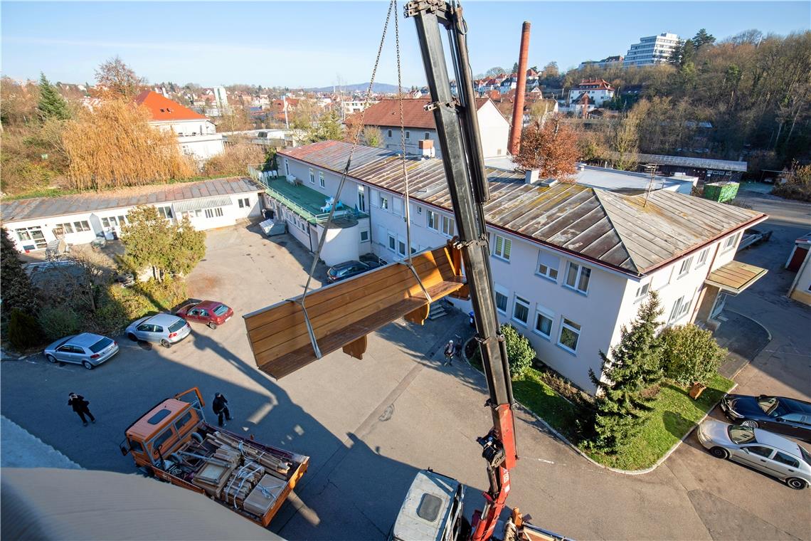 Per Kran schweben die Bänke in den dritten Stock in der Fabrikstraße ein. Dort bleiben sie und werden auf Vordermann gebracht, bis die Stiftskirche fertig saniert ist.