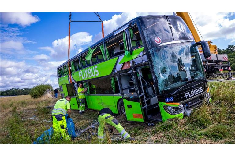 Per Kran sollte der verunfallte Bus geborgen werden.