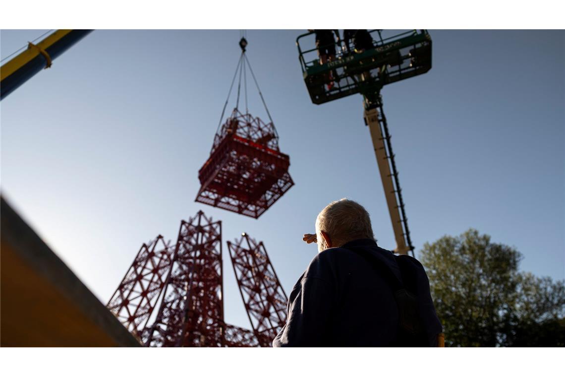 Eiffelturm im Kleinformat bald mitten im Elsass Per Kran wurden die Bestandteile des elsässischen Eiffelturms zusammengesetzt.