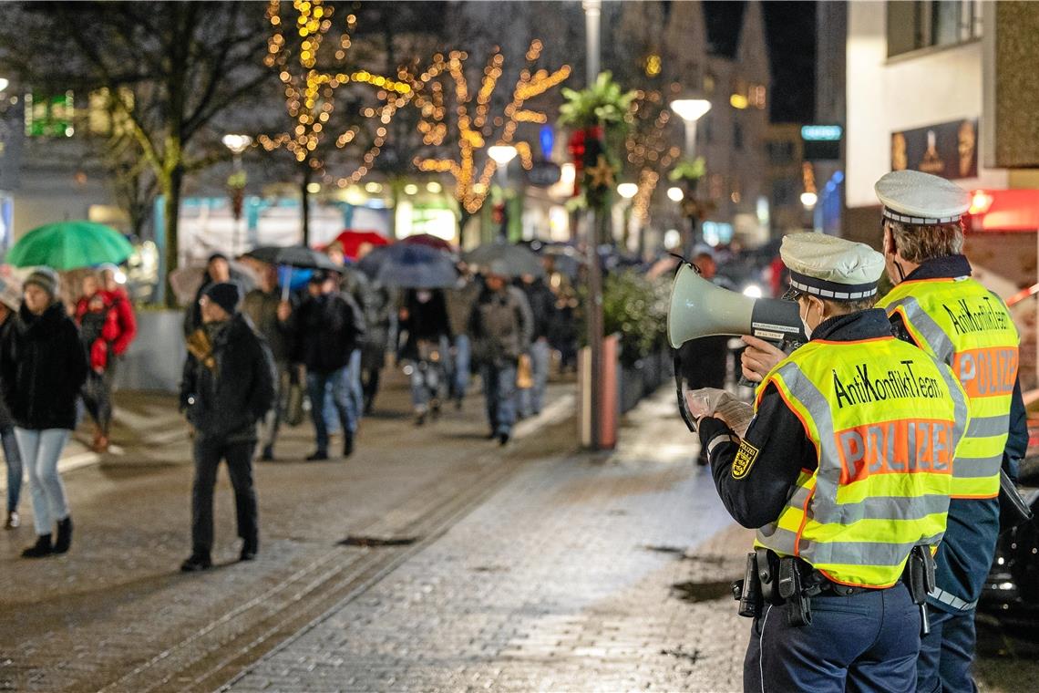 Per Lautsprecher wiesen die Polizisten die „Spaziergänger“ darauf hin, dass es sich um eine illegale Versammlung handelte. Foto: A. Becher